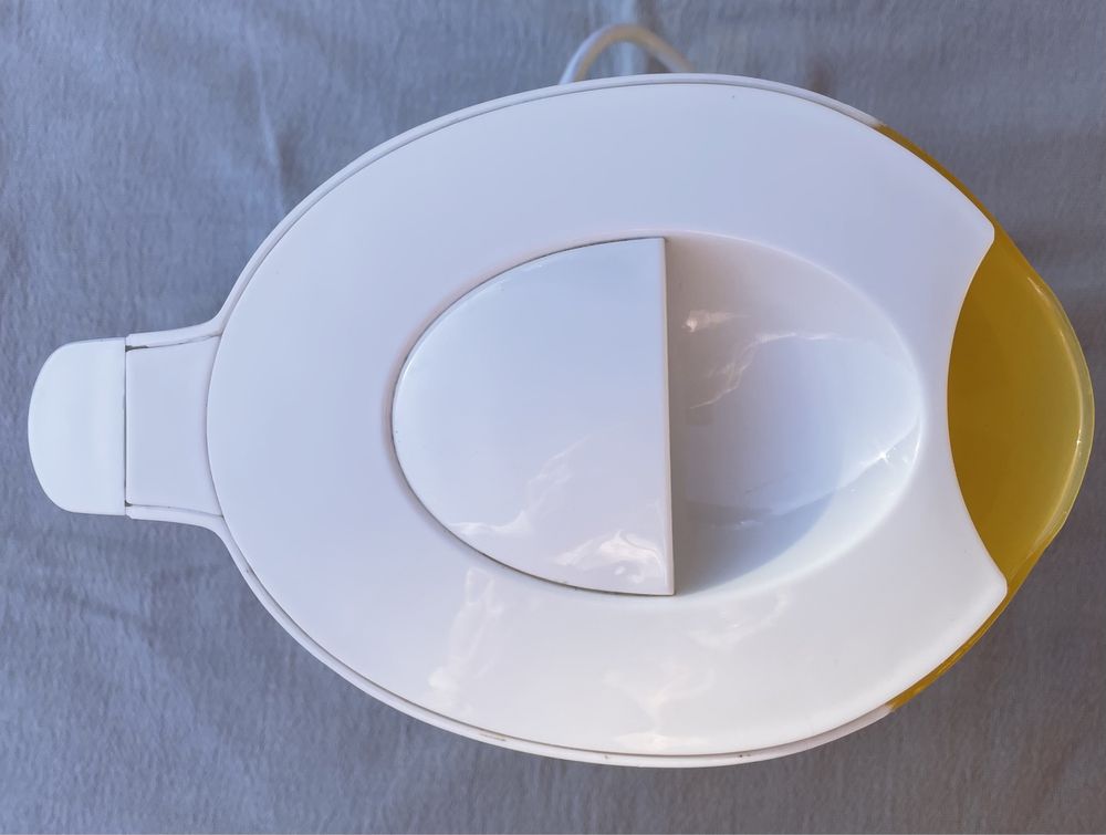 Chaleira, marca Bluesky, de cor branca, com capacidade 1,7l.
