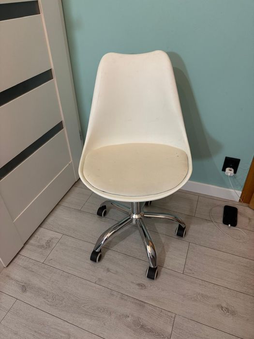 Krzesło do biurka obrotowe białe