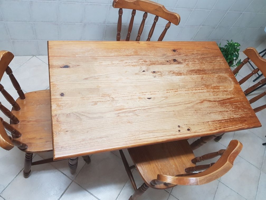 mesa e quatro cadeiras de pinho maciço