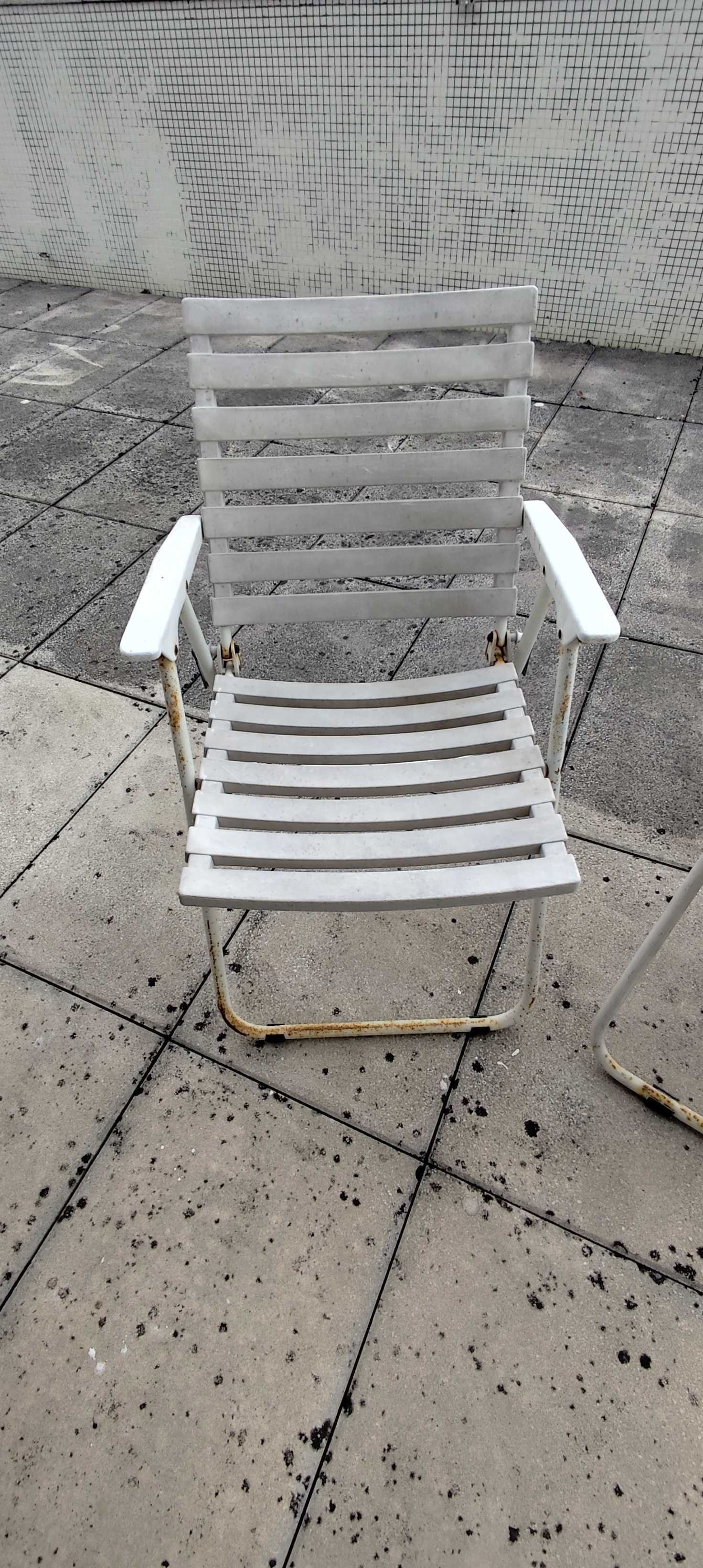 Mesa e cadeira de jardim