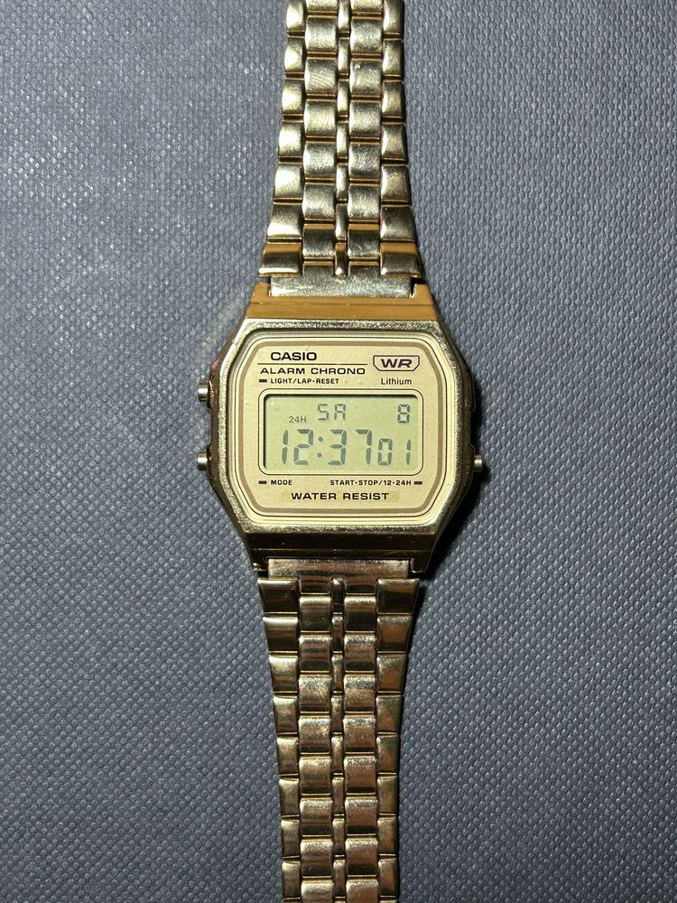 Casio vintage dourado