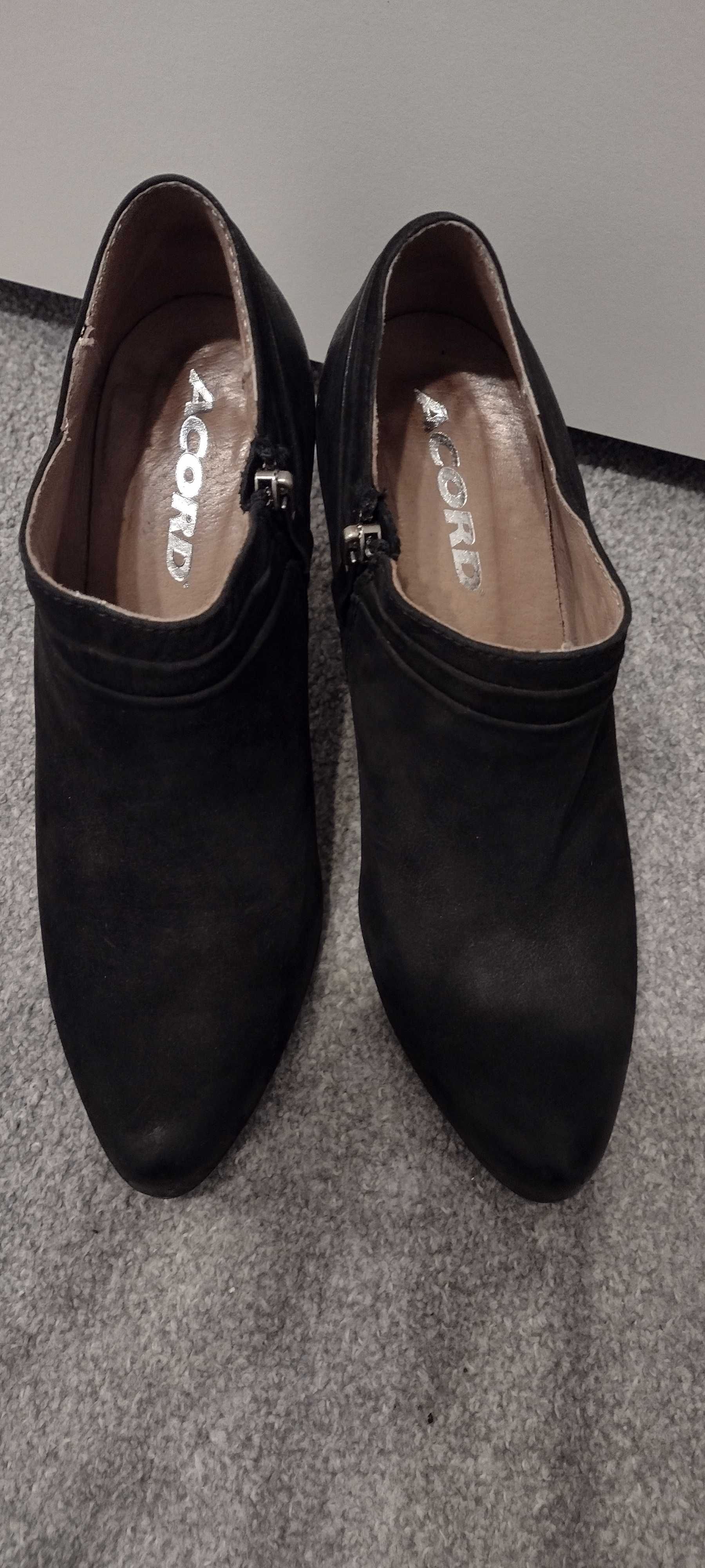 Buty Acord na obcasie czarne zamszowe botki 38 24,5cm