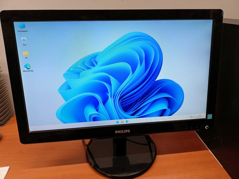 Komputer stacjonarny PC z monitorem i3 8GB RAM 128GB SSD 1TB HDD W11