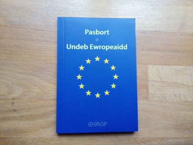 Книга "Pasbort i'r Undeb Ewropeanidd" (Паспорт ЕС) с наклейками