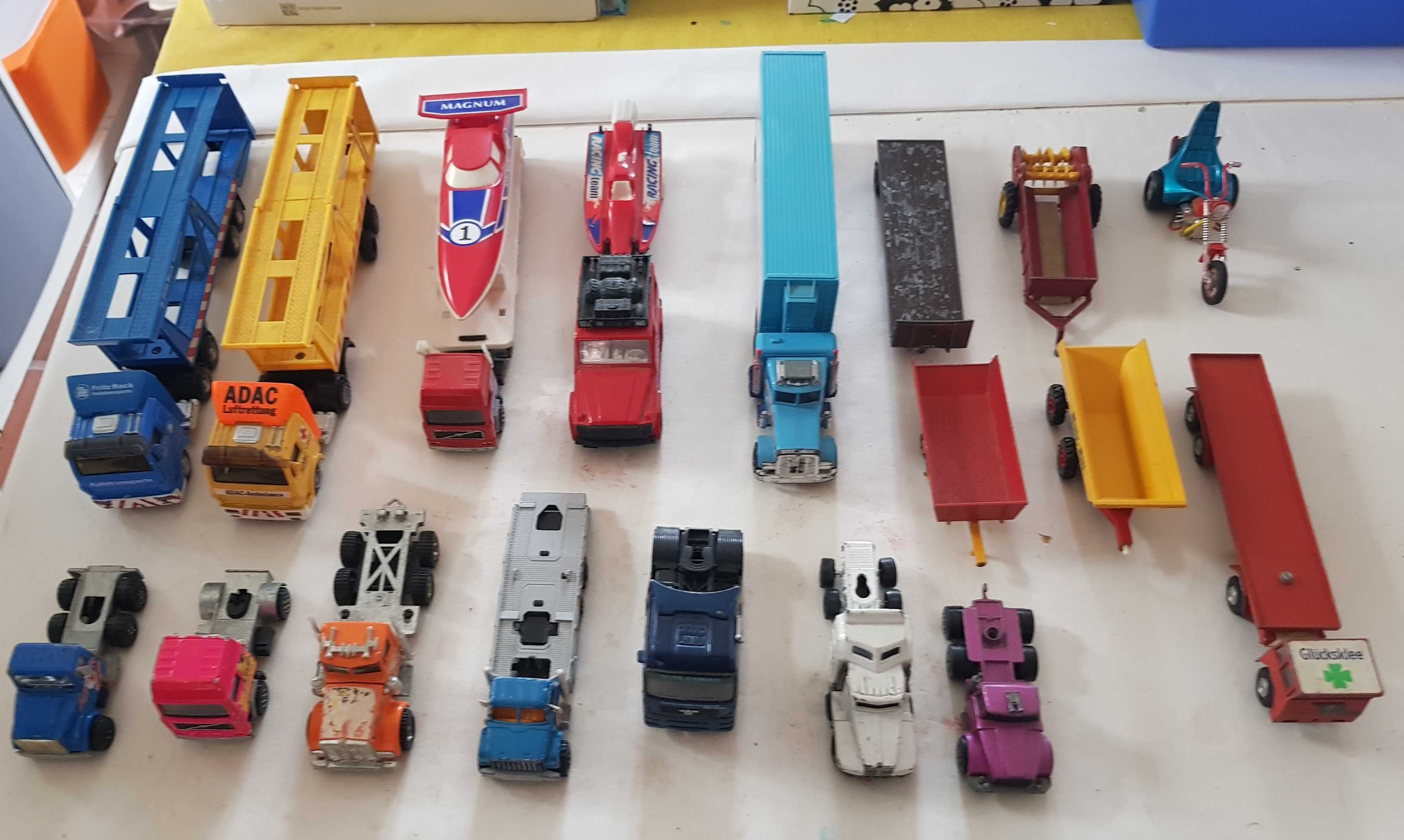 Camiões e navios das marcas Matchbox, Majorette, Corgi e Maisto