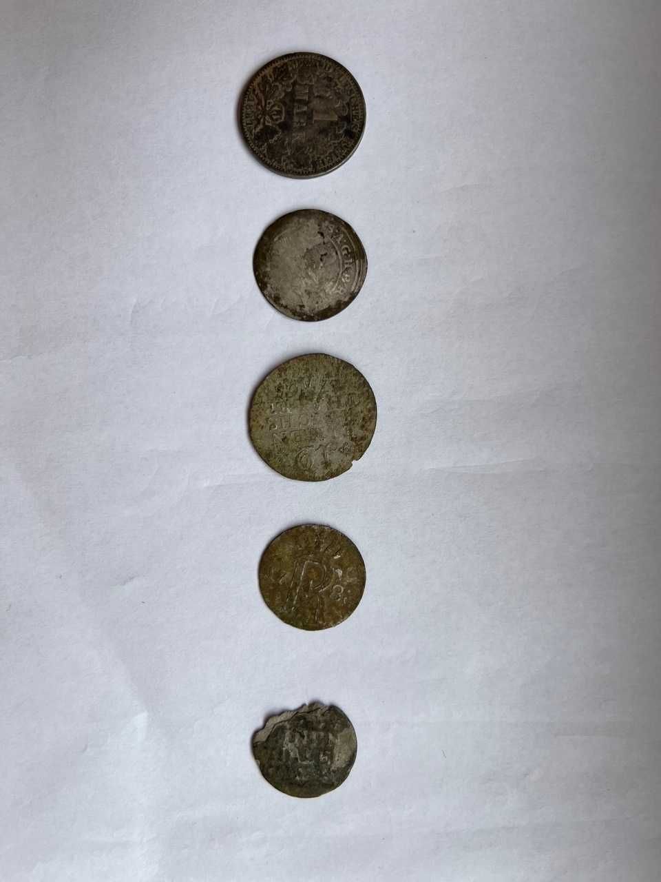 Srebrne monety z różnych epok.