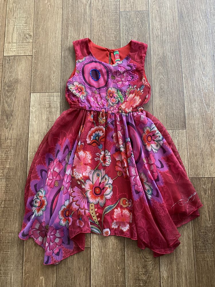 Плаття червоне 5 або 6 років