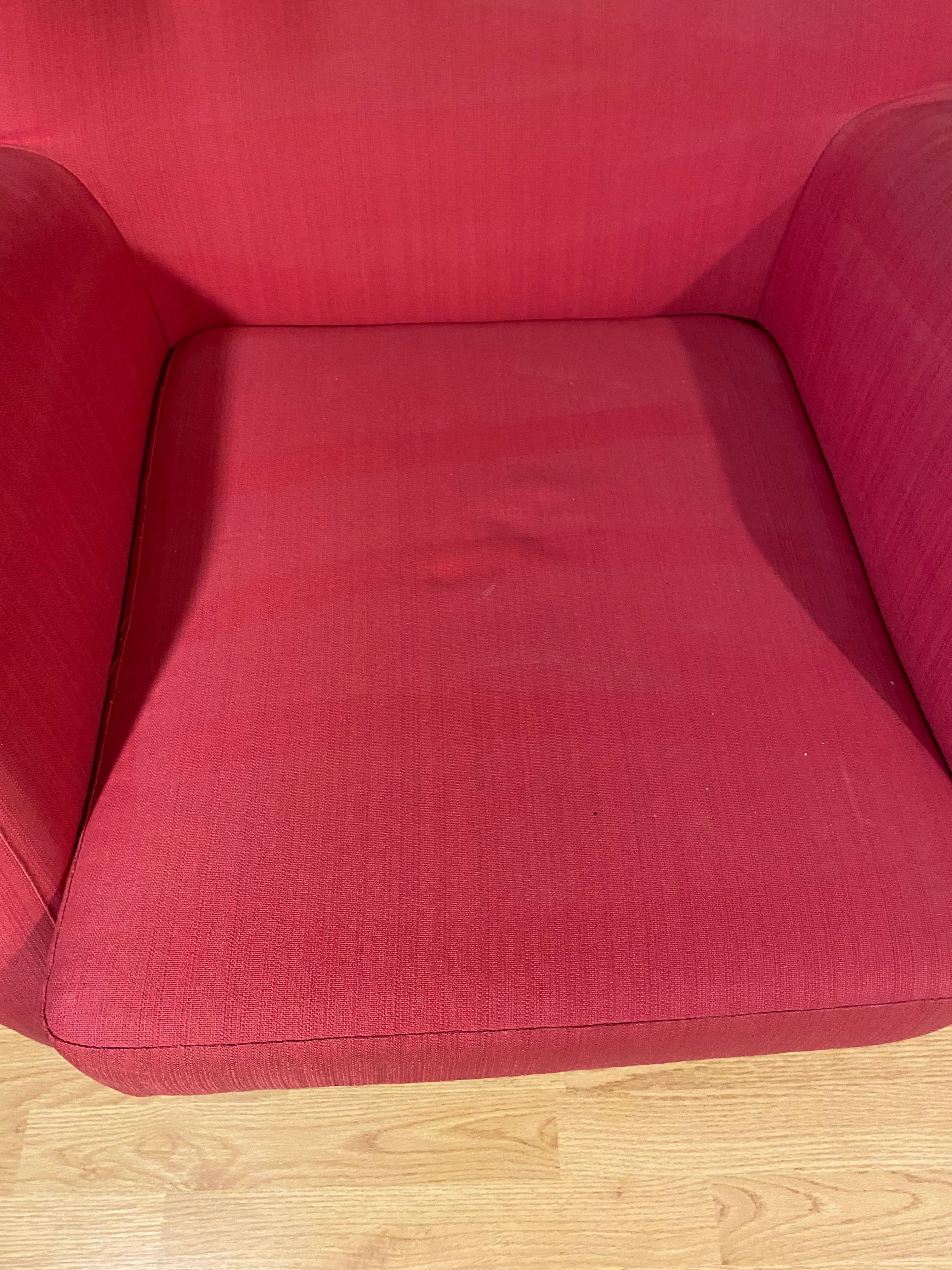 Czerwony fotel uszak