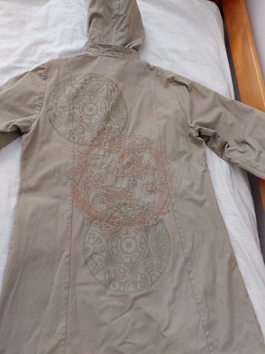 Khaki płaszcz z kapturem i wzorem na plecach jesienny wiosenny