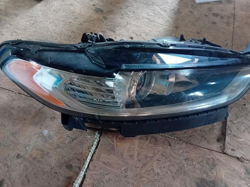 Продам передні оригіналні фари Форд Фюжен 2015 рік