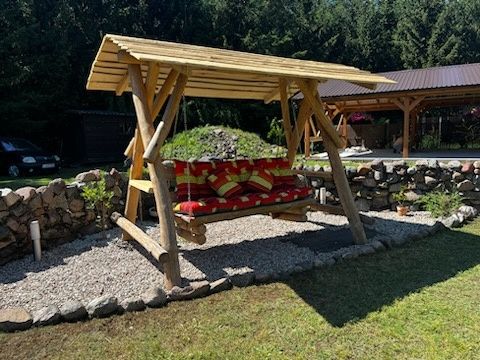 Huśtawka ogrodowa z dachem daszkiem zadaszeniem z bala bali