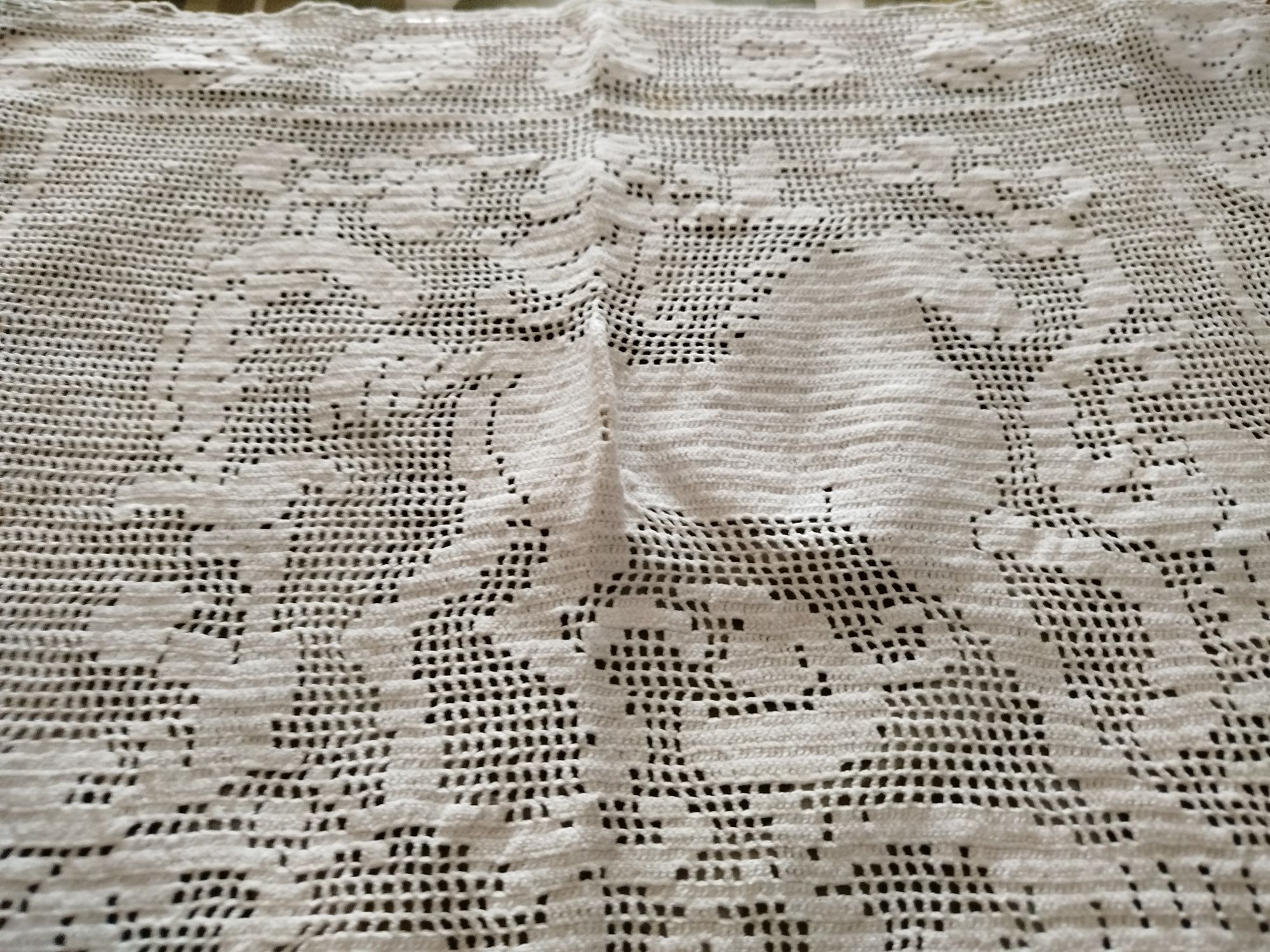 Pano em renda trabalhado em linha fina e branco