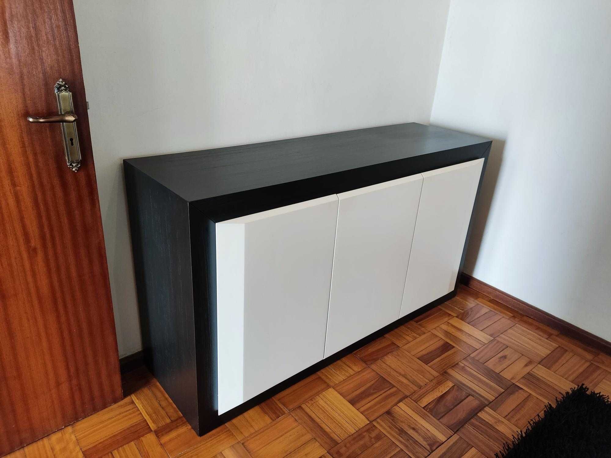 Aparador com design contemporâneo em bom estado geral