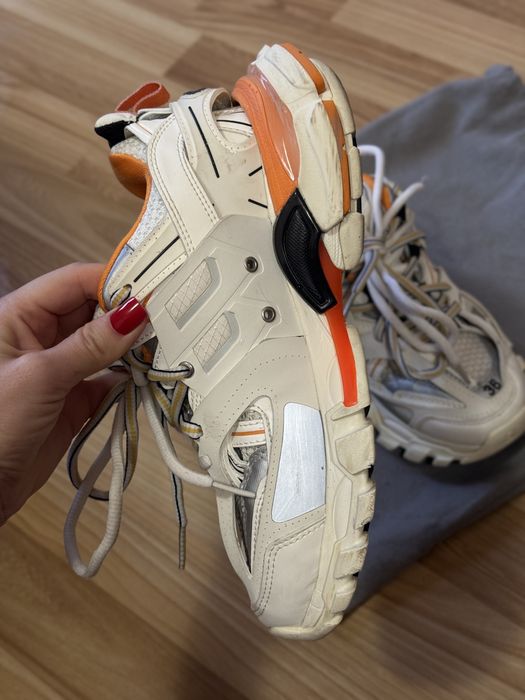 Balenciaga track orang
