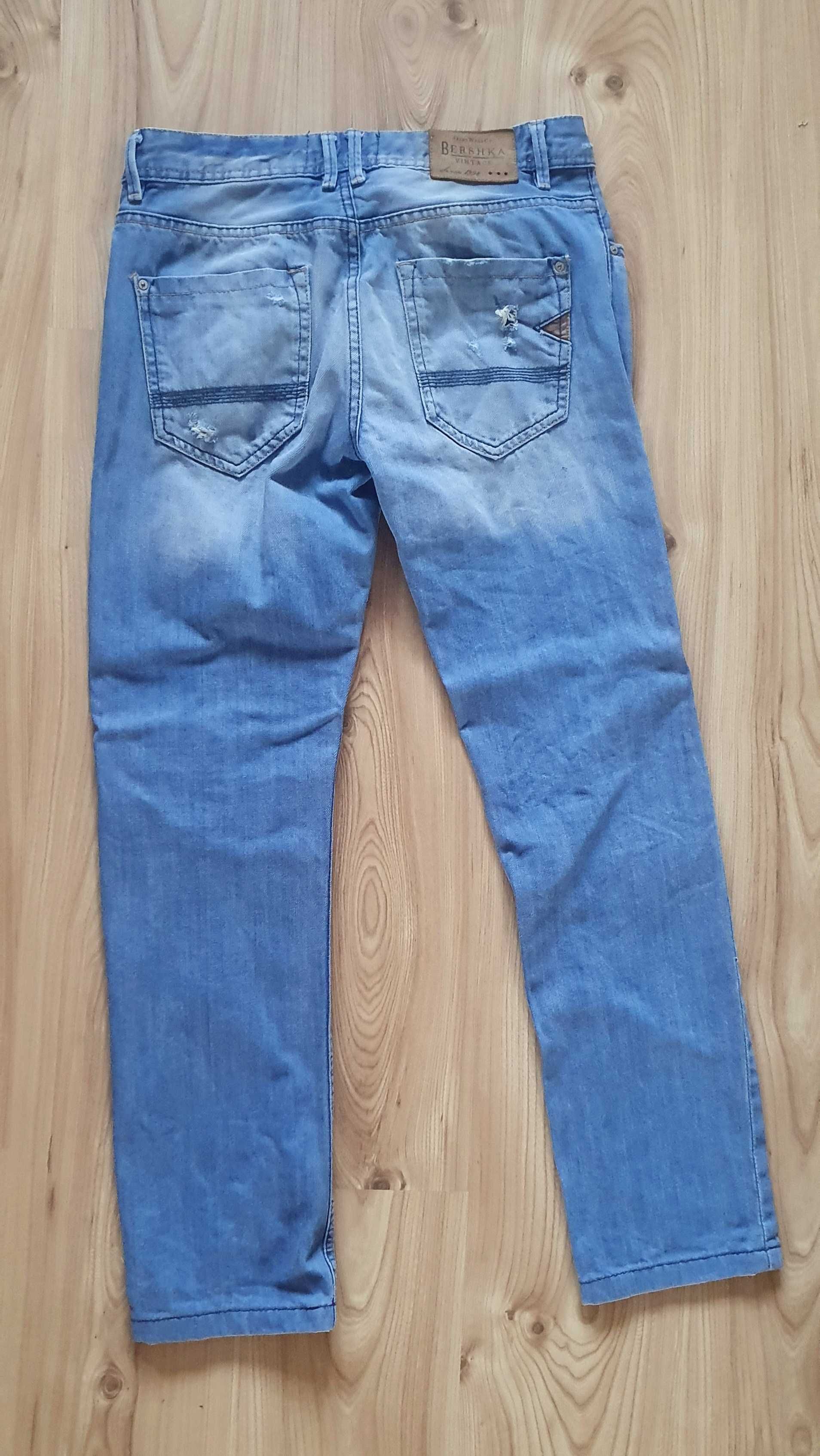 Bershka Vintage jeansy z dziurami zapinane na guziki s