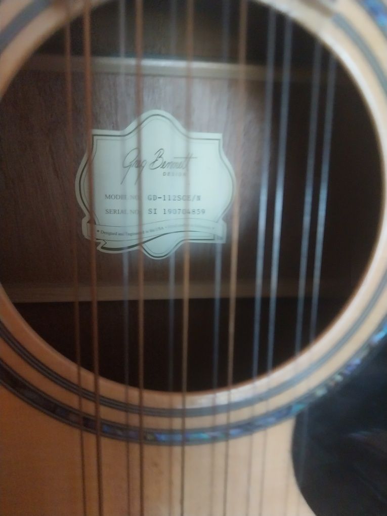 Sprzedam gitarę dwunastkę elektroakustyczną  że wzmacniaczem