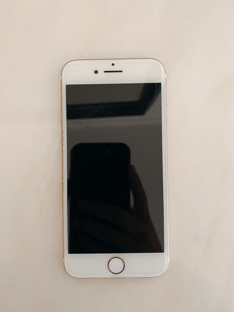 iPhone 7 com capa e protetor de ecrã