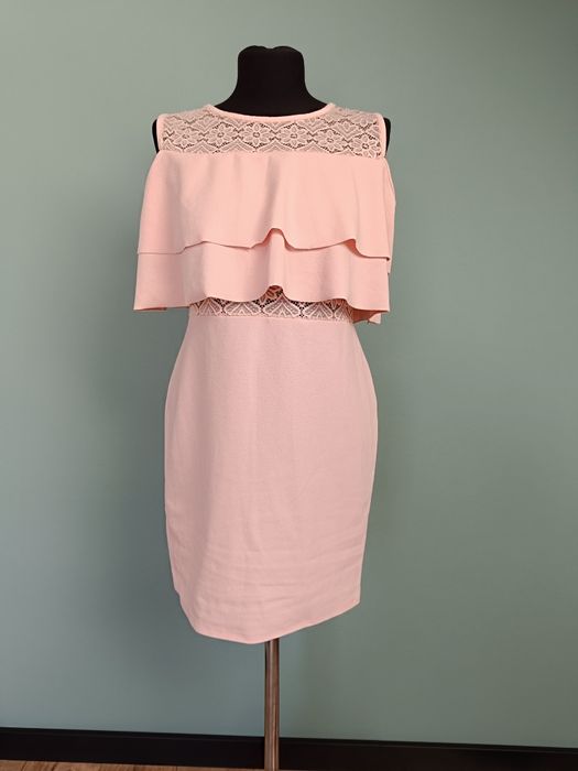 Różowa piękna sukienka z koronką i falbanką idealna na imprezę S(34)