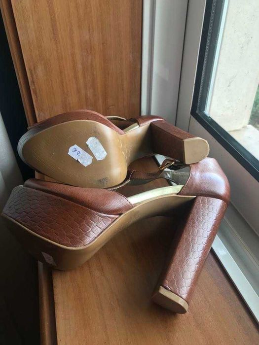 Sandália castanha pele