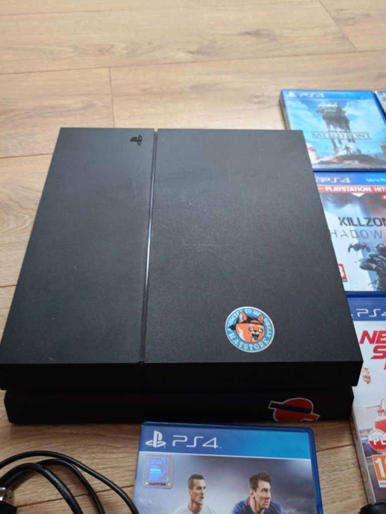 PS4 w idealnym stanie, gratis 7 gier