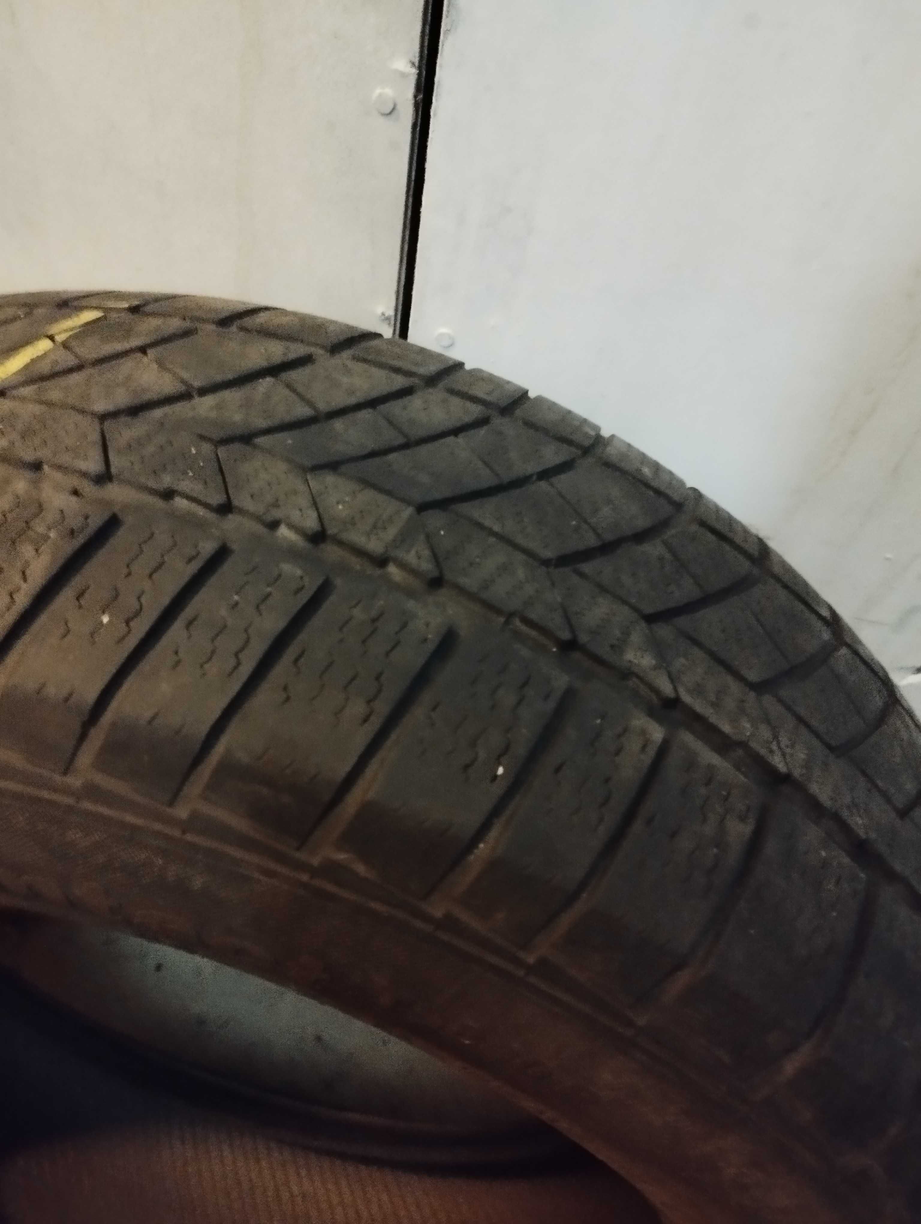 Opony zimowe 235,/60 R18