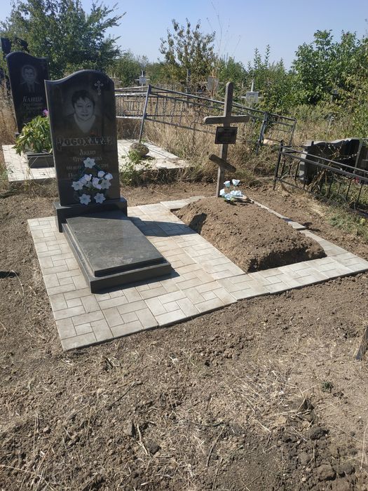 Уборка могил, покраска оград.