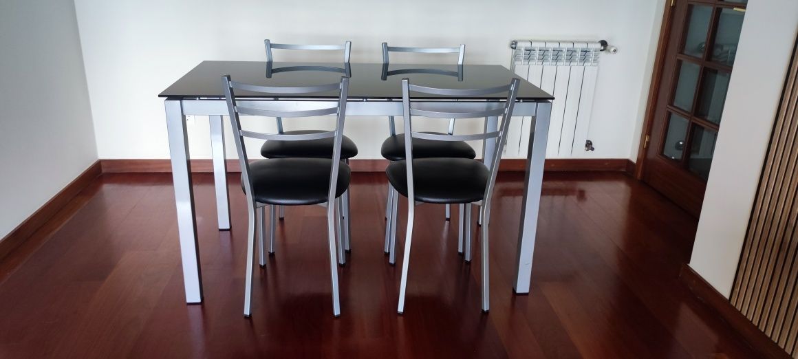 Mesa de jantar com cadeiras