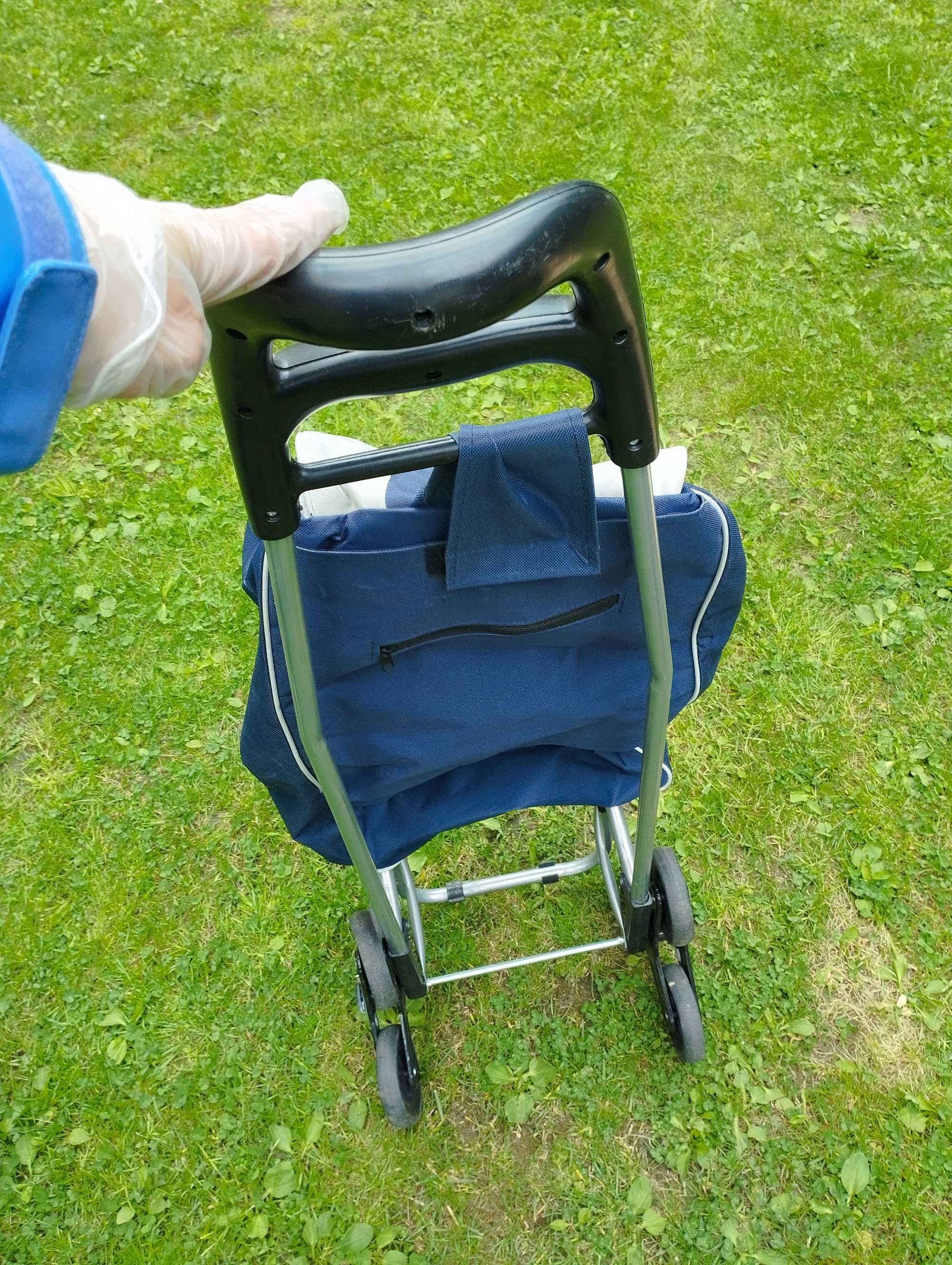 Wózek zakupowy dla starszej osoby na trzech kółkach
