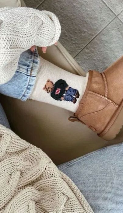 Beżowe skarpetki z misiem w swetrze skarpety viral blogerskie do ugg