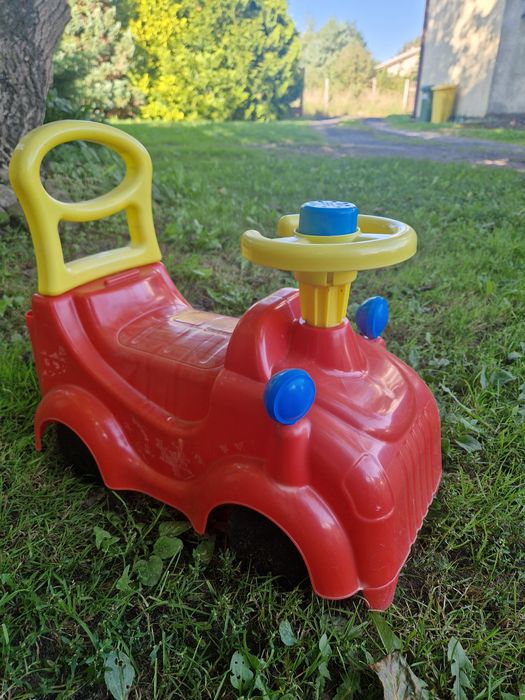 Samochodzik plastikowy pchacz odpychacz jeździk