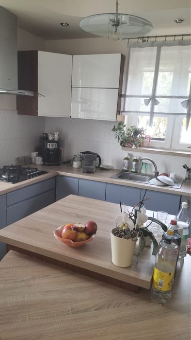 Nowoczesna kuchnia w zabudowie - komplet mebli + AGD Whirpool i Amica