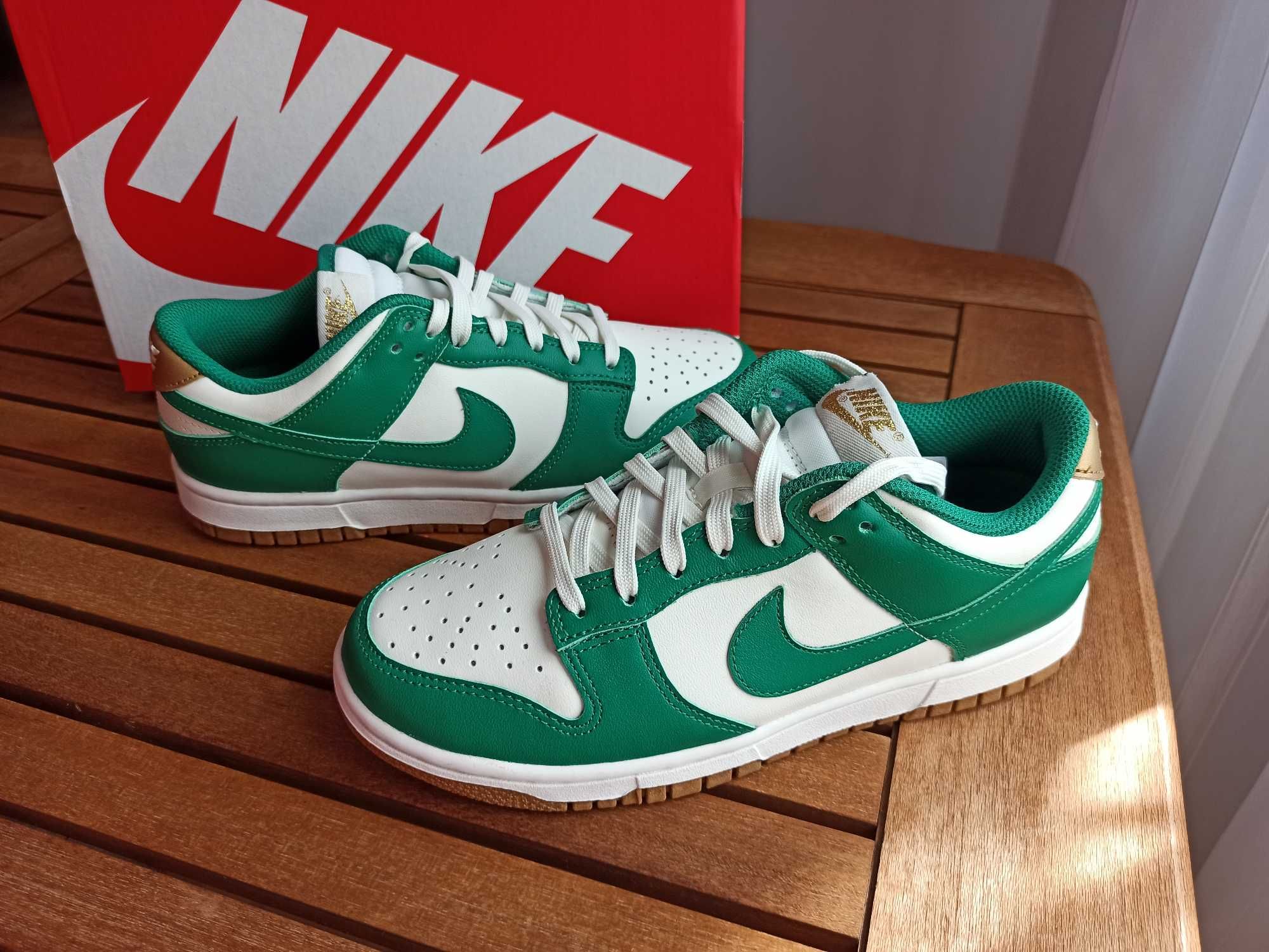 (r 37,5 -23,5 cm.) Nike Dunk Low Malachite University Gold FB7173, 131