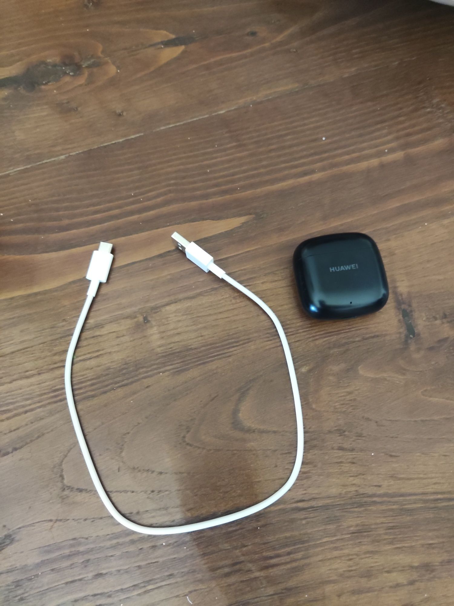 Huawei FreeBuds SE 2, pouco usados e com cabo de carregamento