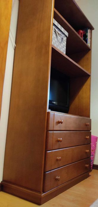 Conjunto de cama de solteiro, estante e guarda-roupa