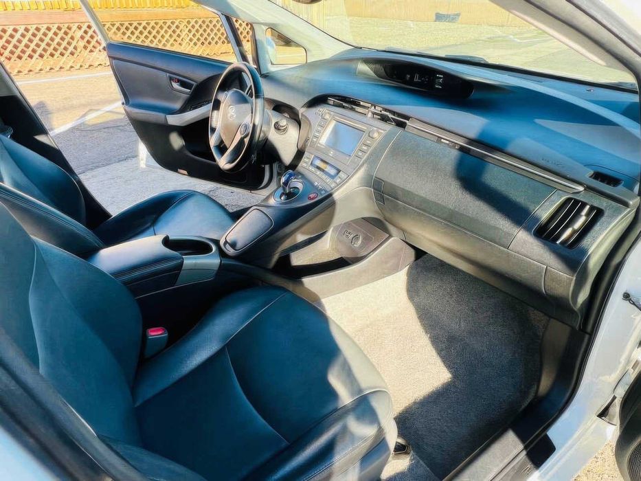 Toyota Prius Four      2014