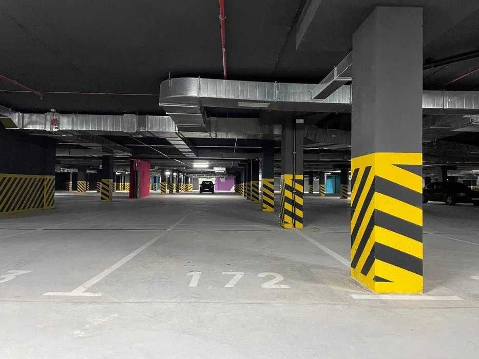 Продаж паркоміся в центрі Івано-Франківська Family Plaza