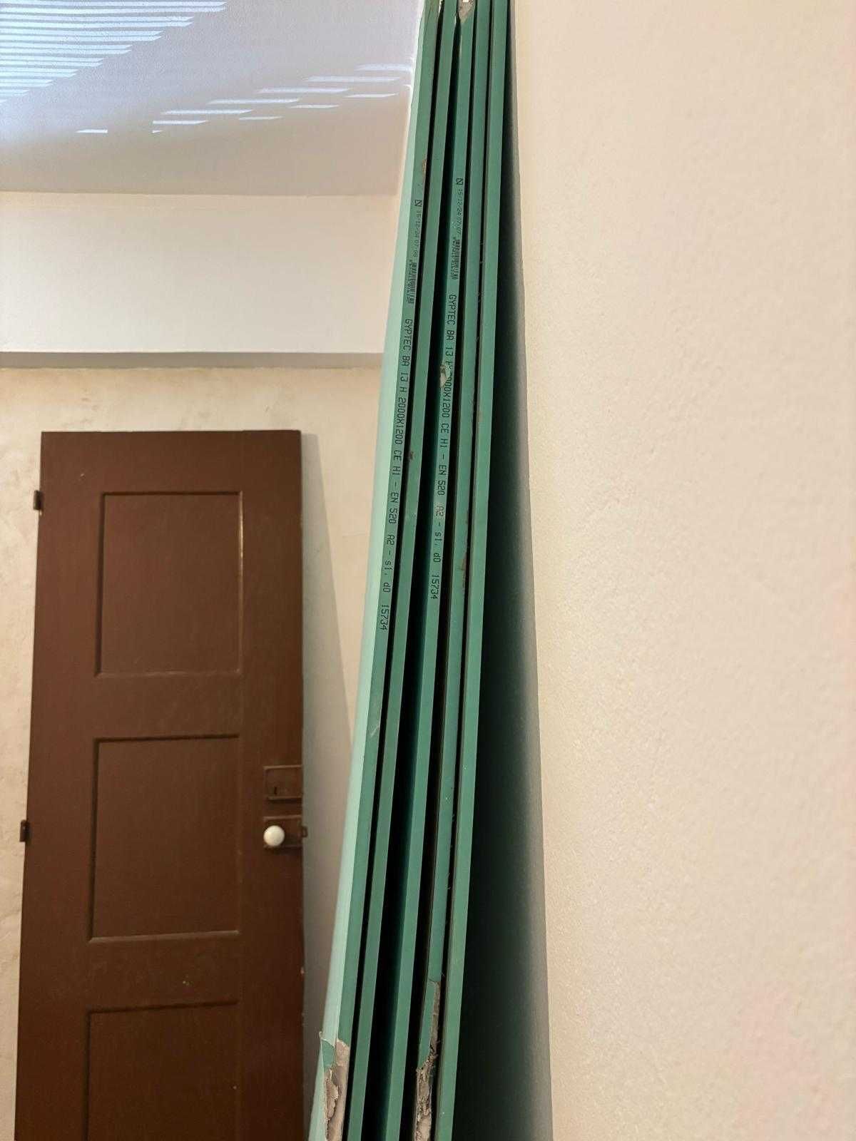 5 placas de gesso/pladur hidrofugada + massa de juntas.