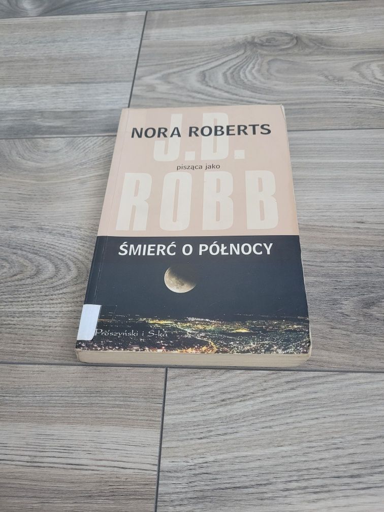Nora Roberts jako J.D Robb
Śmierć o północy