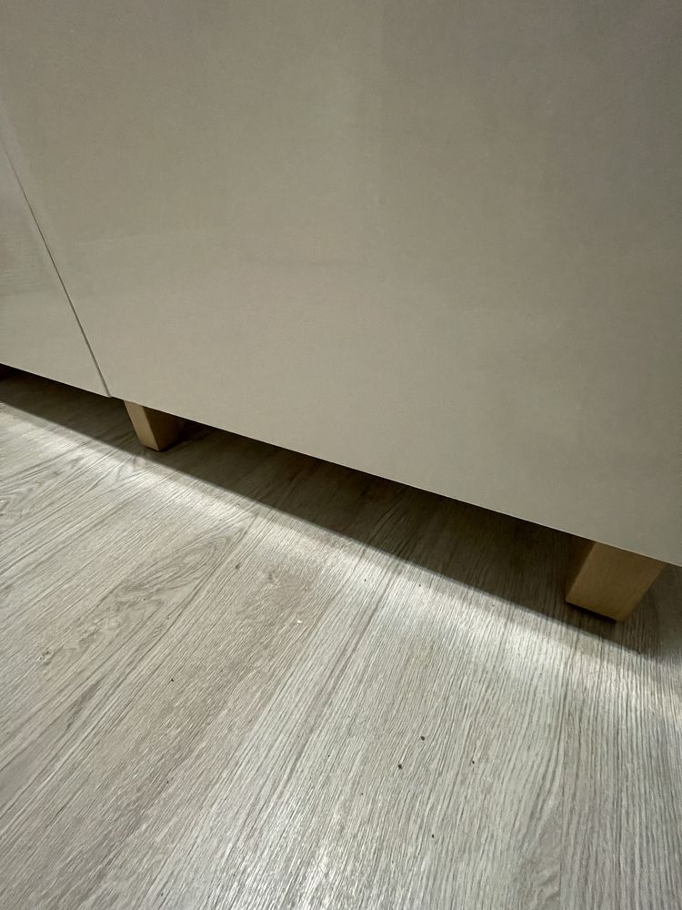 Móvel de TV (IKEA - Besta) c/ tampo e pés em madeira.