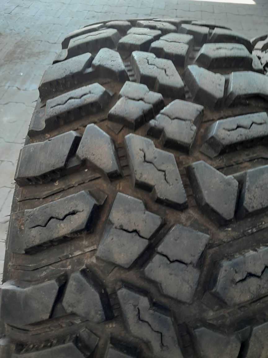 265/75R16 Cooper Discover STT pro Para
