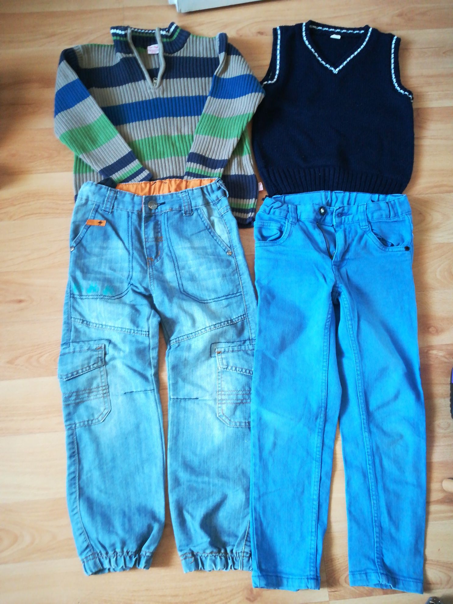 Spodnie jeans 116 i swetry rozm. 110