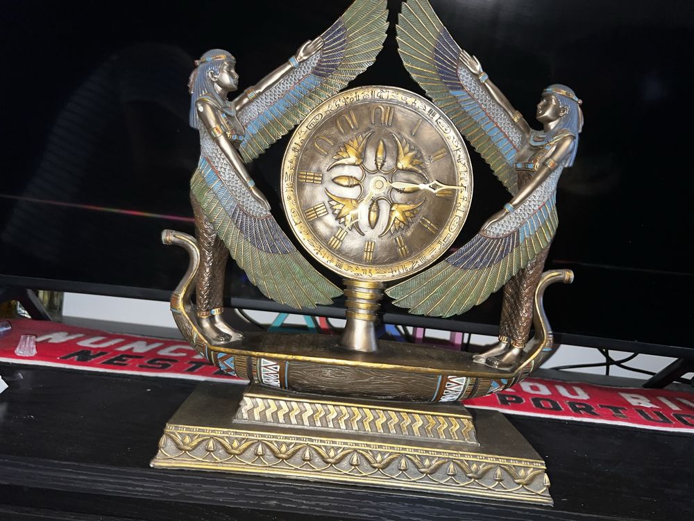 Relógio Antigo Deusa Isis Egito em Bronze