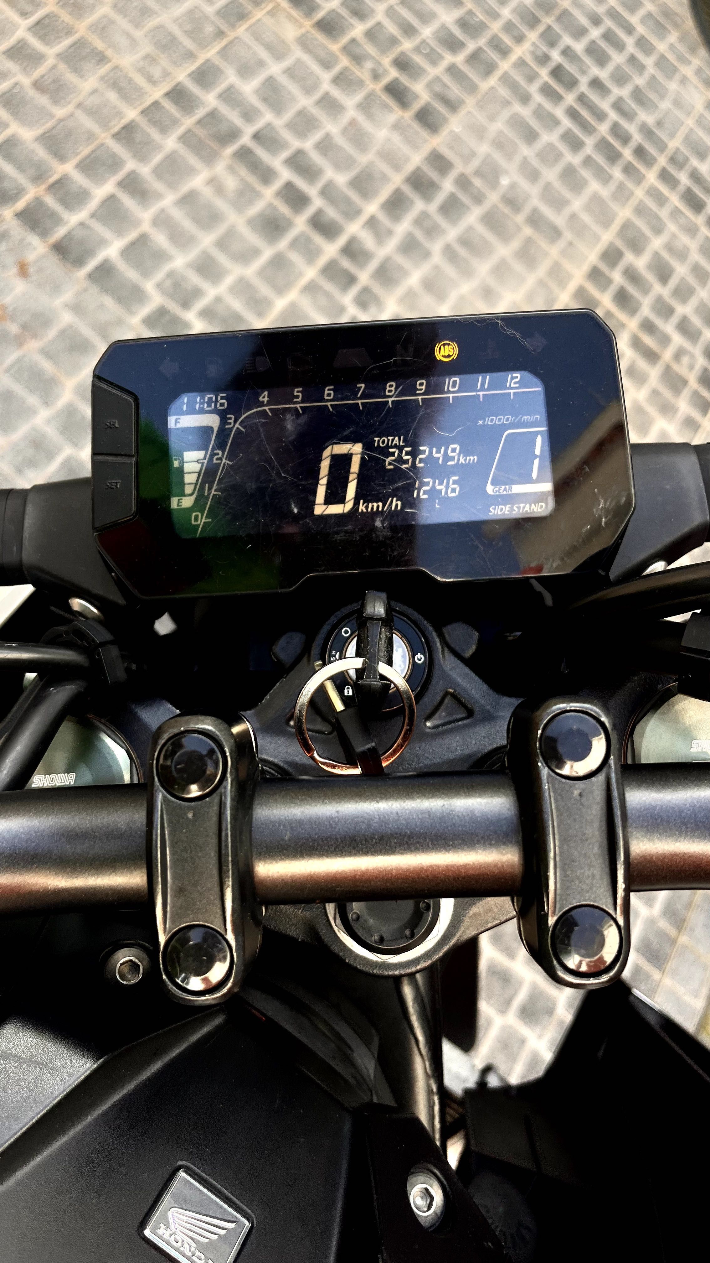 Honda CB125R Preta e cinza
