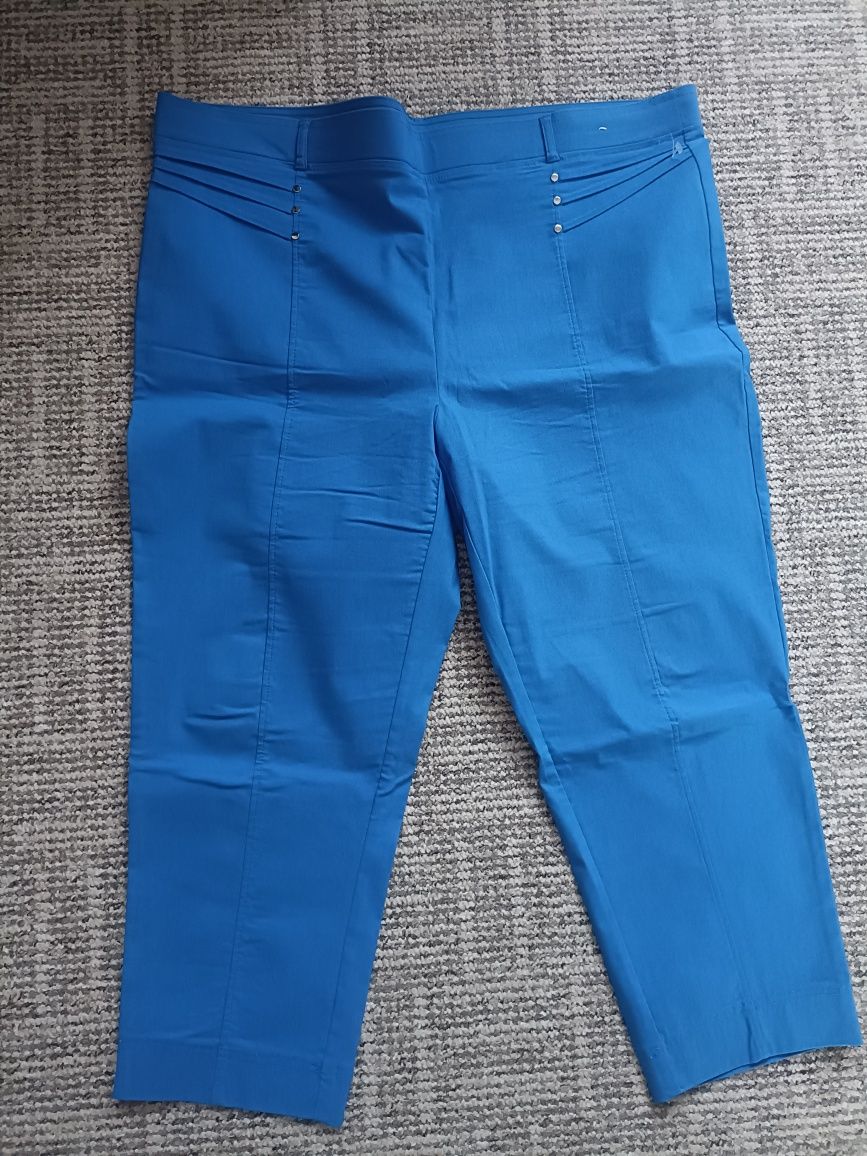 Kobaltowe spodnie przed kostkę plus size z wiscozy
