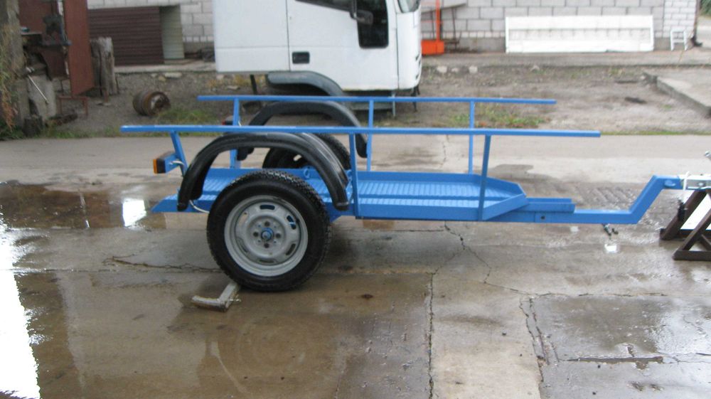 Причеп для перевозки мотоциклів, човнів.