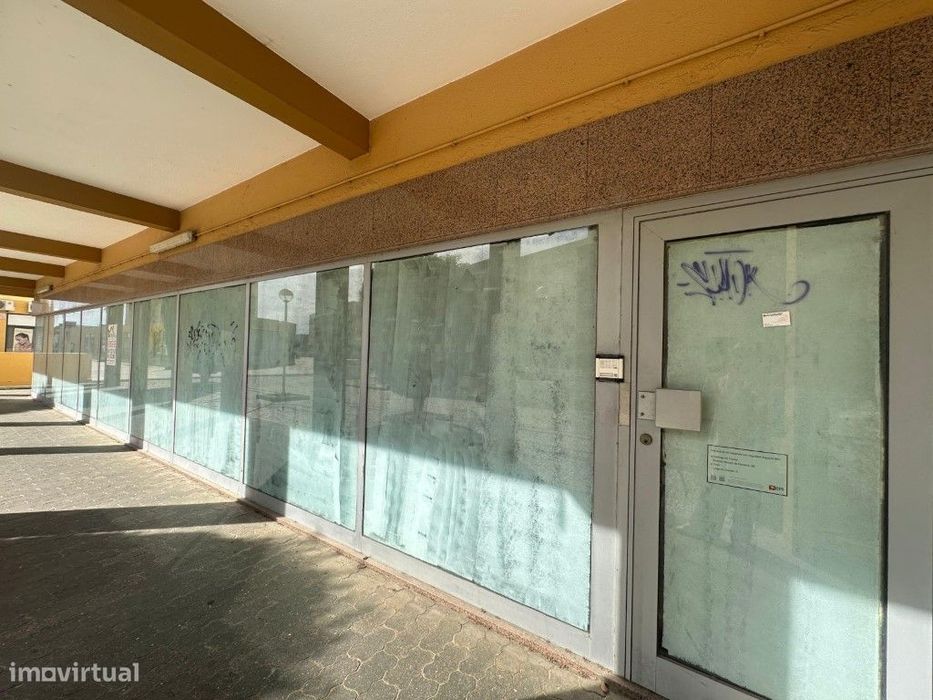 Loja ampla para arrendamento - Ideal para comércio ou serviços