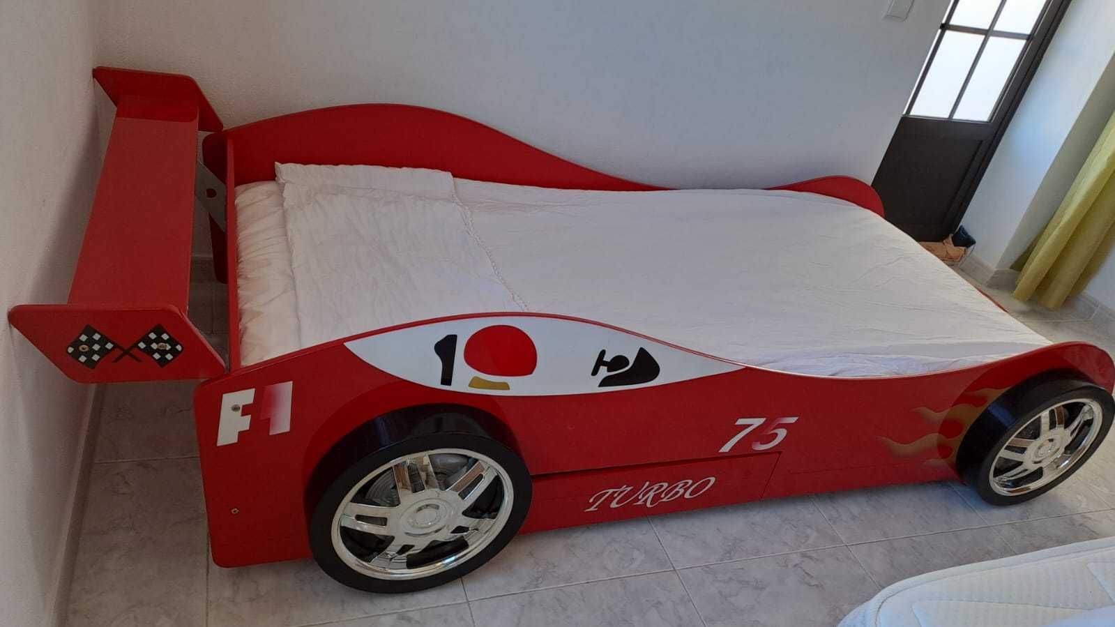 Cama de criança formato carro formula 1