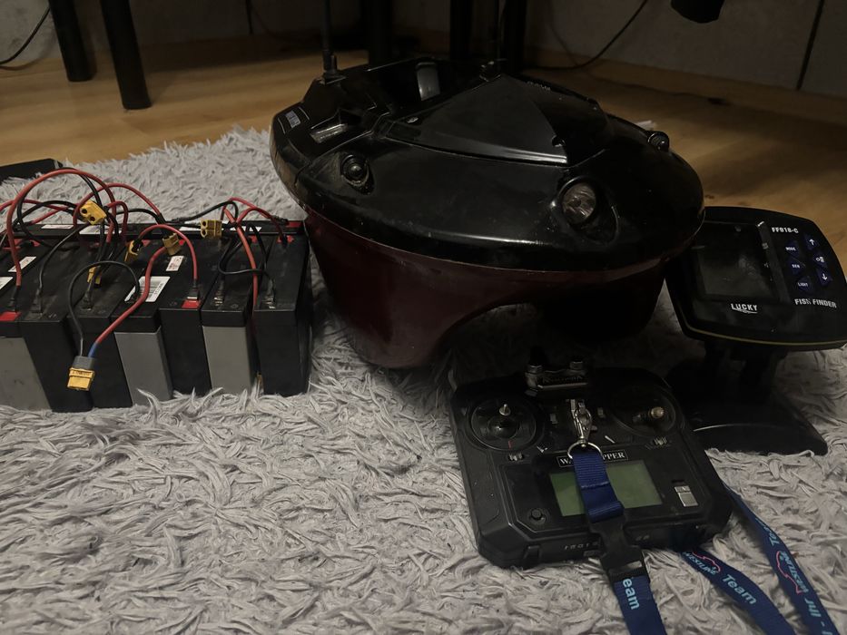 łódka zanętowa z echosonda anaconda