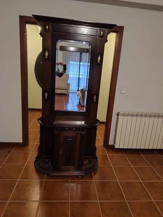 Movel aparador antigo em Nogueira