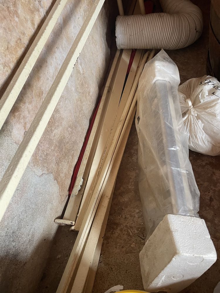 Cama de ferro antiga com colchão praticamente novo